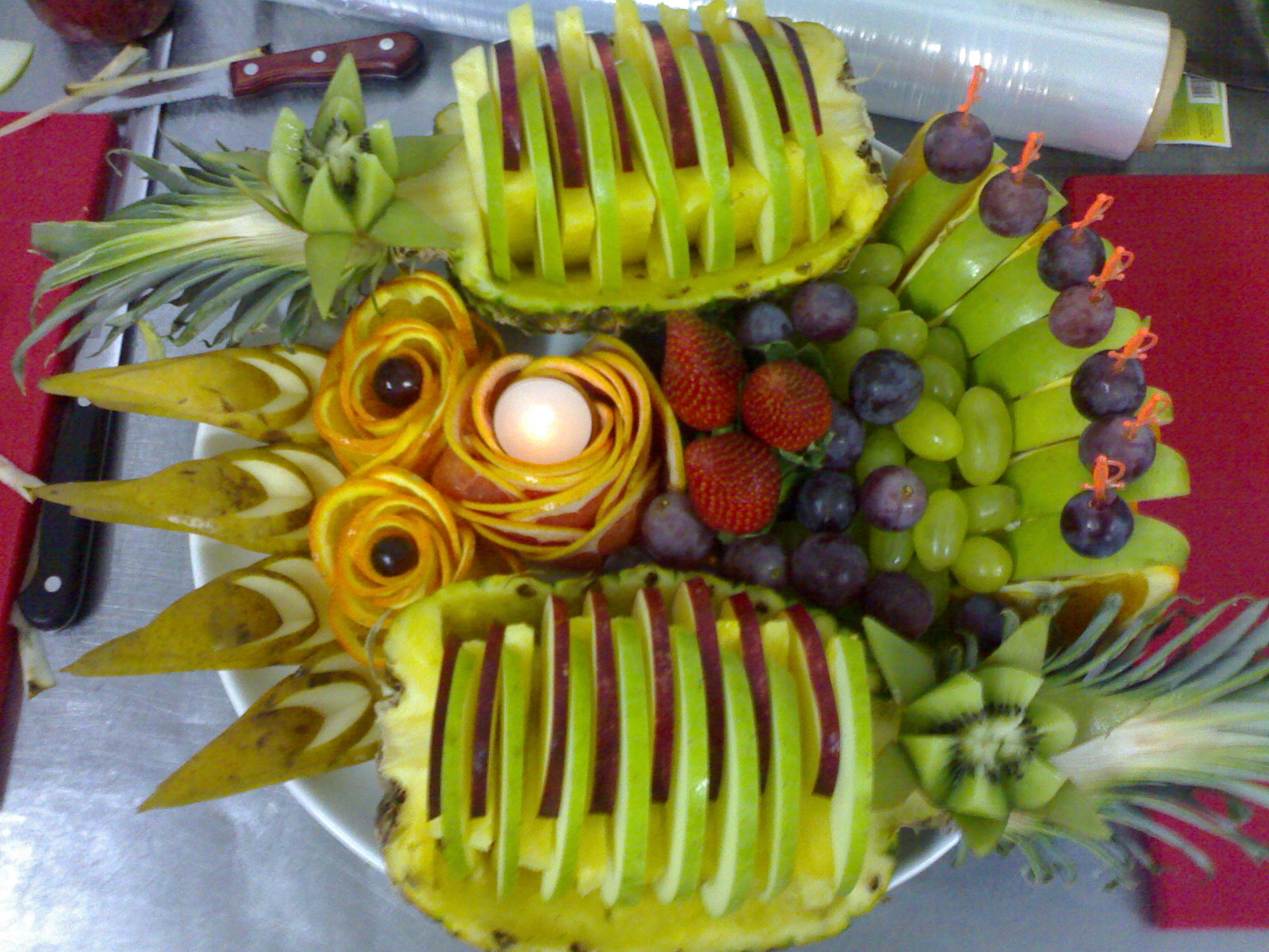 Фруктовая тарелка из ананаса